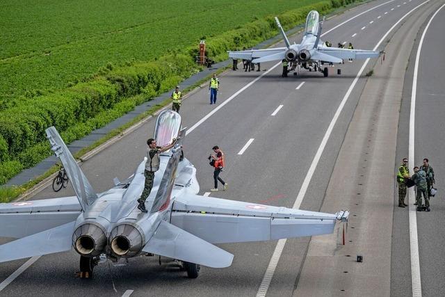 Spektakulre bung: Schweizer Kampfjets landen auf der Autobahn