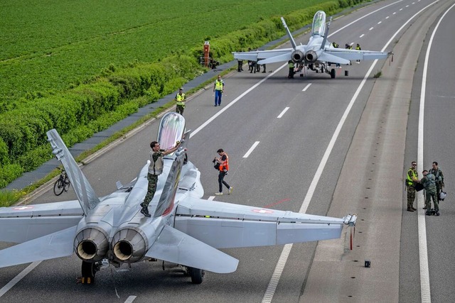 Zwei Kampfflugzeuge vom Typ F/A-18 sin...hnitt A1 gelandet und werden gewartet.  | Foto: Peter Schneider (dpa)