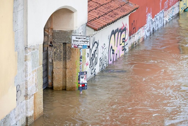 Die Donau hat die Regensburger Altstadt geflutet.  | Foto: Sven Hoppe (dpa)