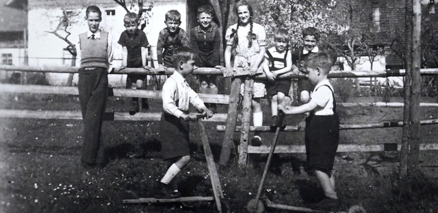 Das Foto von 1949 zeigt Gurtweiler Kinder beim Spielen.  | Foto: Familienarchiv Leisinger