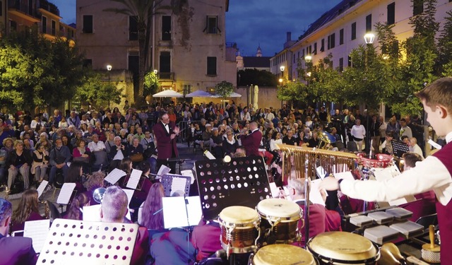 Die Piazza Vittorio Emanuele II in der...Auftritt der Stadtkapelle voll besetzt  | Foto: Elmar Langenbacher