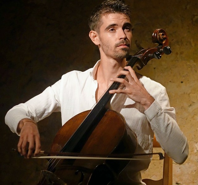 Der Cellist Alfredo Ferre aus Basel ko...Bach ins Theater im Hof in Riedlingen.  | Foto: Roswitha Frey