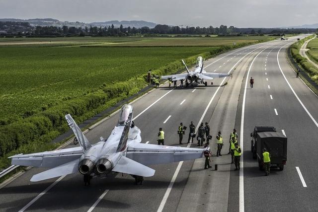 Kampfjets landen auf der Autobahn bei Payerne