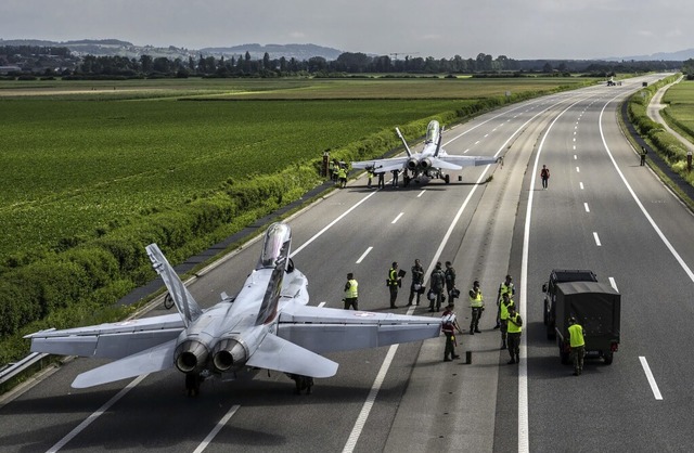 &#8222;Perfekte Landungen&#8220;: Kampfjets parken mitten auf der Autobahn.  | Foto: Peter Schneider (dpa)