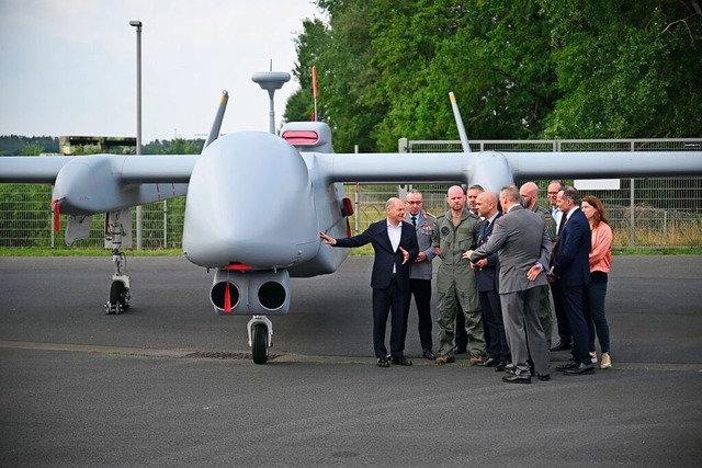 Kanzler mit Kampfdrohne:  Olaf Scholz ...ndeswehr eine Drohne vom Typ Heron TP.  | Foto: Sebastian Gollnow (dpa)