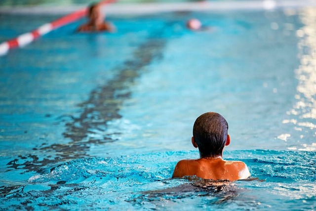 Sicher schwimmen kann lebenswichtig se...en sind, kann jeder am Sonntag testen.  | Foto: Fabian Sommer (dpa)