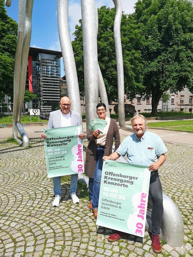 Frank Schilli, Antje Haury und Rolf Sc...z sein auf 30 Jahre Kreuzgangkonzerte.  | Foto: Ralf Burgmaier