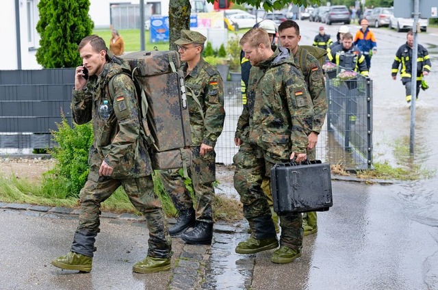 Soldaten der Bundeswehr beim Einsatz i...Hochwasser betroffenen Orten in Bayern  | Foto: Sven Hoppe (dpa)