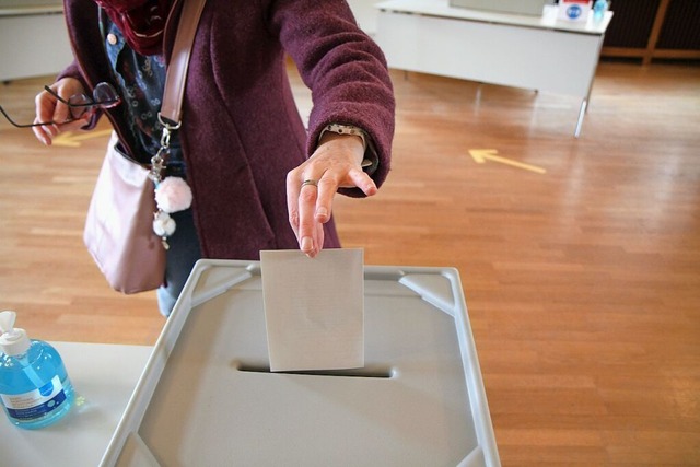 Eine Person wirft einen Wahlschein in eine Wahlurne  | Foto: Fleig / Eibner-Pressefoto via www.imago-images.de