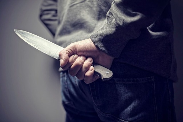 Manchmal begehen Menschen Verbrechen, ...elsweise mit einem Messer (Symbolbild)  | Foto: Brian Jackson  (stock.adobe.com)