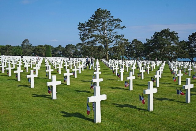Jedes Jahr erinnern Menschen an den D-...uf groen Soldatenfriedhfen beerdigt.  | Foto: Laurent Cipriani (dpa)