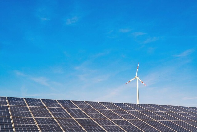 Solar- und Windkraft werden ausgebaut. Wie steht es um die Stromnetze?  | Foto: Peter Kneffel (dpa)