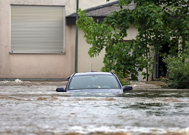 Ein Auto steht in Offingen unter Wasse...sser hher als eineinhalb Meter stand.  | Foto: Karl-Josef Hildenbrand (dpa)