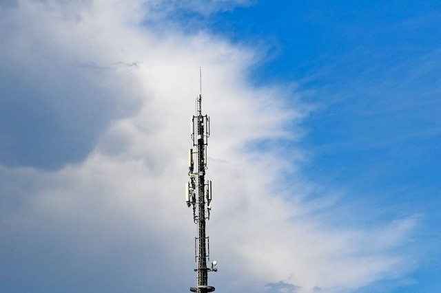 Die Plne einen Mobilfunkmast aufzuste...rnehmen wieder revidiert. (Symbolbild)  | Foto: Jens Kalaene (dpa)