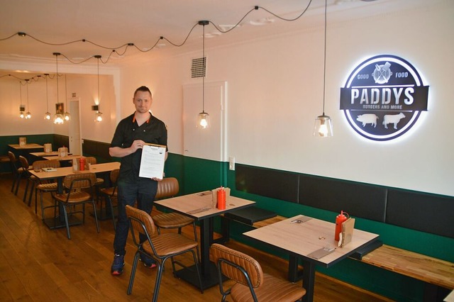 Der 34-jhrige Patrick Schmitt in seinem neuen Restaurant in Zell  | Foto: Edgar Steinfelder