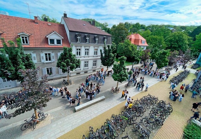 Hand in Hand fr Demokratie standen Sc...und Schler auf dem  Campus Rosenfels.  | Foto: Barbara Ruda