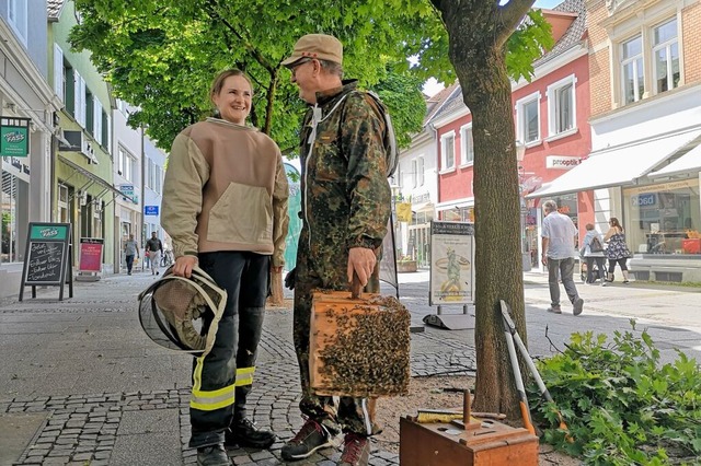 Saskia Sauer und Friedrich Bieser in d... erfolgreich eingefangenem Bienenvolk.  | Foto: Ralf Burgmaier