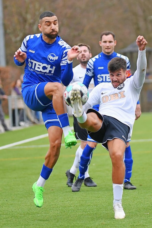 Spielt er, spielt er nicht? Den Emmend... (rechts) plagt  eine Wadenverletzung.  | Foto: Achim Keller