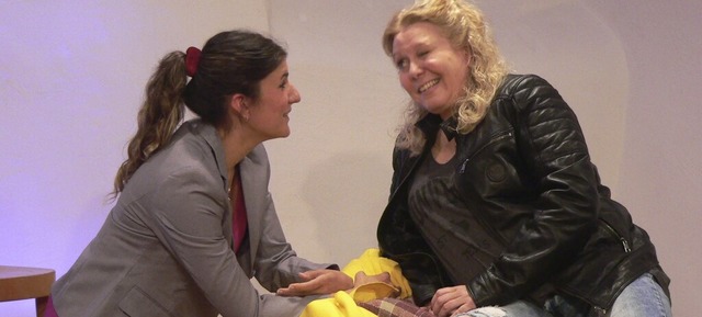 Die beiden Frauen Mona (Selma Kiraz, l...sich im Lauf des Theaterabends nher.   | Foto: suedkurier