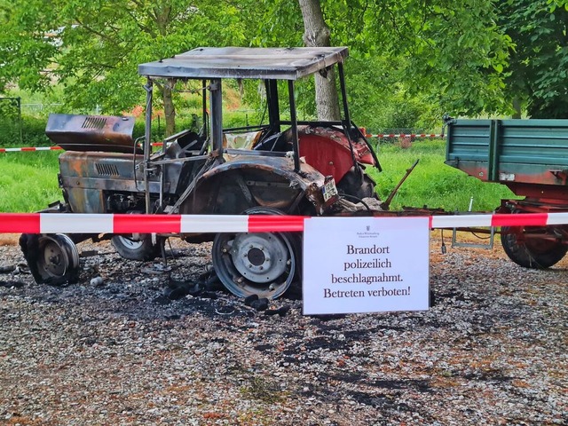 Von dem Traktor, der auf dem Ihringer Martinshof brannte, ist nicht viel brig.  | Foto: Familie Storz