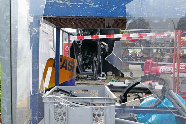 Schon wieder ist ein Geldautomat gespr...egene Gelnder aus Plexiglas zerstrt.  | Foto: Sophia Ungerland