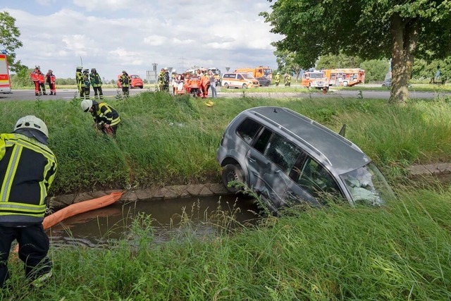 Durch die Wucht des Aufpralls wurde ein Fahrzeug in den Klemmbach geschleudert.  | Foto: Volker Mnch