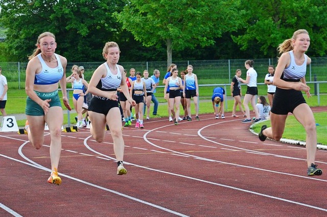 Jana Stertz vom TV Endingen (links) ge...tfest die 100 Meter in der Jugend U18.  | Foto: Hermann Murst