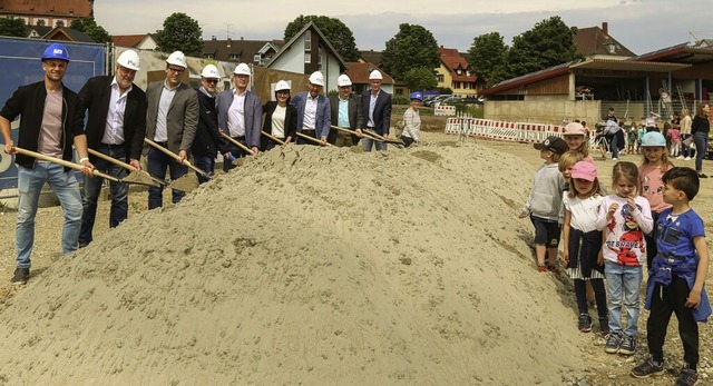 Groe Freude bei Gro und Klein:  Spat...ern des Kindergartens St. Bartholomus  | Foto: Sandra Decoux