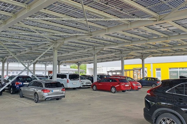 Der Solarparkplatz in Auggen an der B3 wurde  erffnet.  | Foto: Hannes Selz