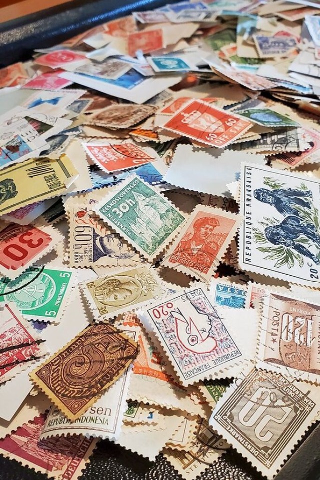 Ebner erreichen Briefmarken aus aller Welt.  | Foto: Stefan Mertlik