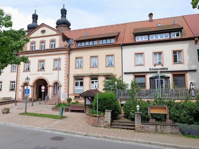 Im  Haus Klosterhof 9 (rechts) befand ...ch die Gemeinde hat ein Vorkaufsrecht.  | Foto: Anton Schuler