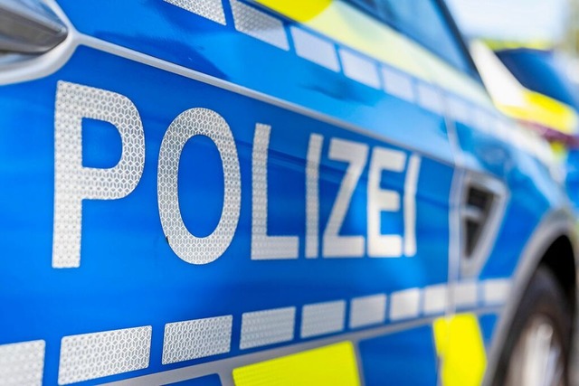 Die Polizei wurde zu einem Unfall mit einem Kind gerufen.  | Foto: David Inderlied (dpa)