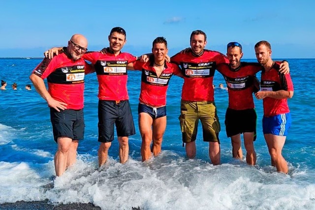Vier Radsportler und das Support-Team:...en Spendentour im Mittelmeer bei Genua  | Foto: Spicker