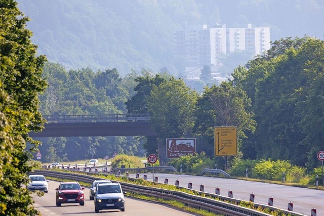 Die Fahrspur nach Waldkirch (rechts) ist seit Sonntag voll gesperrt.  | Foto: Patrik Mller