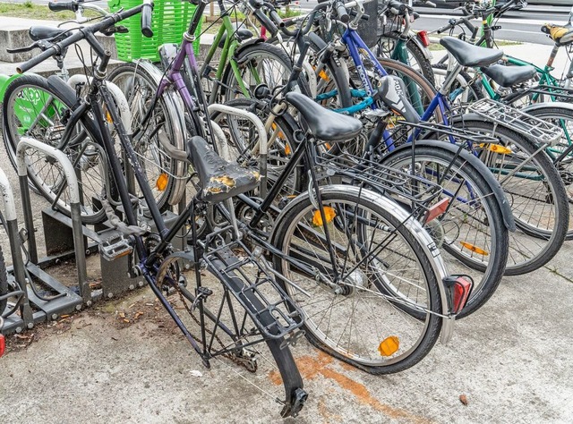 Schrottrder blockieren viele Radbgel...hwierig, einen freien Bgel zu finden.  | Foto: Anne Telw