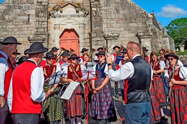 Vor der Kirche in der Partnerstadt Combrit gab es ein Konzert.  | Foto: Partnerschaftskomitee