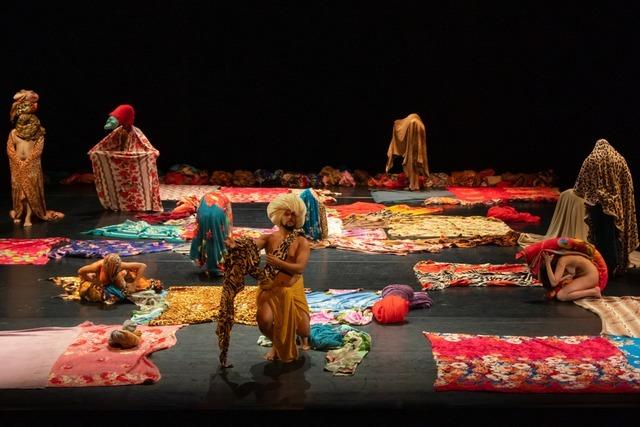 Magische Stoffwesen: Die brasilianische Performance "Encantado" in Freiburg
