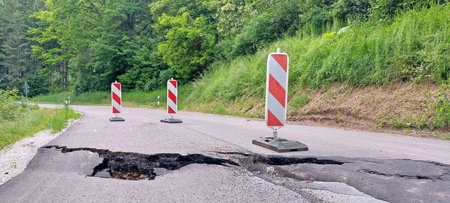 20 Zentimeter etwa misst die Absackung...t darunter, der Fluss Wutach  daneben.  | Foto: Igo Gnther