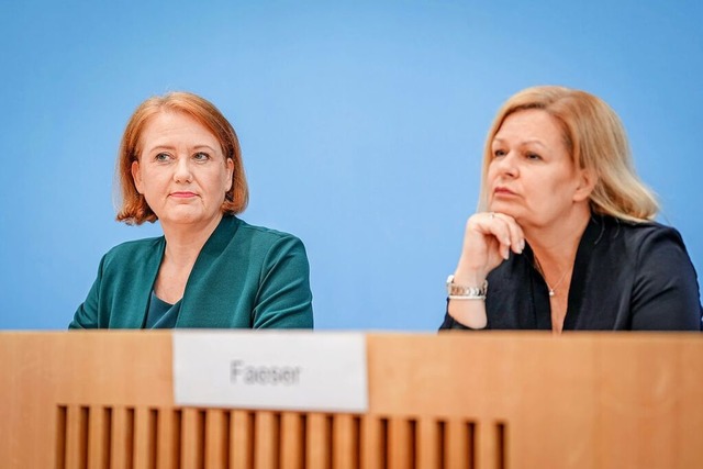 Lisa Paus (links, Bndnis 90/Die Grne...slagebild Husliche Gewalt&#8220; vor.  | Foto: Kay Nietfeld (dpa)