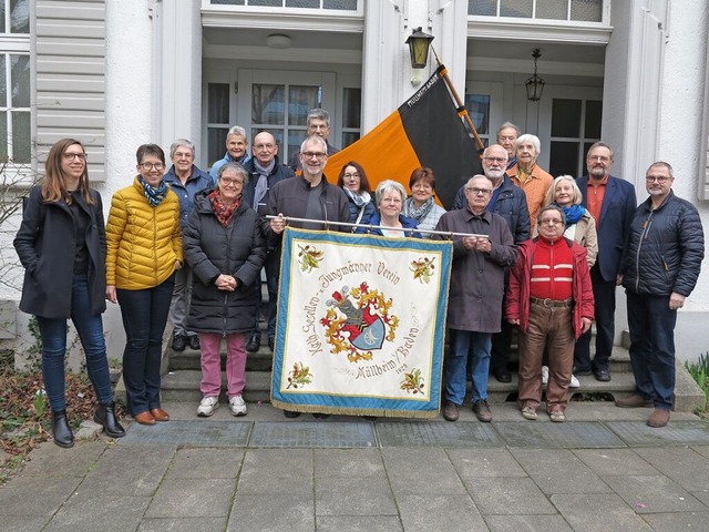 Die Mllheimer Kolpingsfamilie mit ihrer historischen Fahne.  | Foto: Kolpingfamilien Mllheim