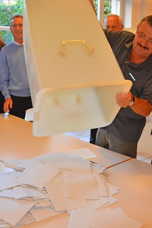 Pnktlich um 18 Uhr schieen  die Wahl...das Auszhlen  der Europawahl beginnt.  | Foto: Ulrich Senf