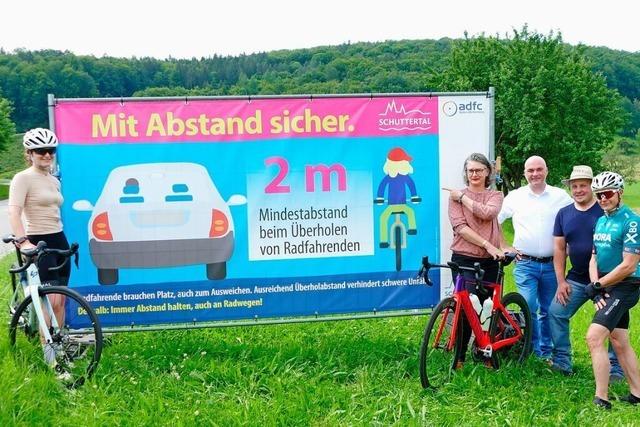 Ein Banner weist Autofahrer am Streitberg auf den ntigen Abstand zu Radlern hin