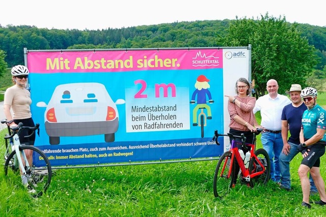 Die Initiatorin Silke Till-Zehnle (rec...er Hermann Singler und Fahrradfahrern.  | Foto: Beate Zehnle-Lehmann