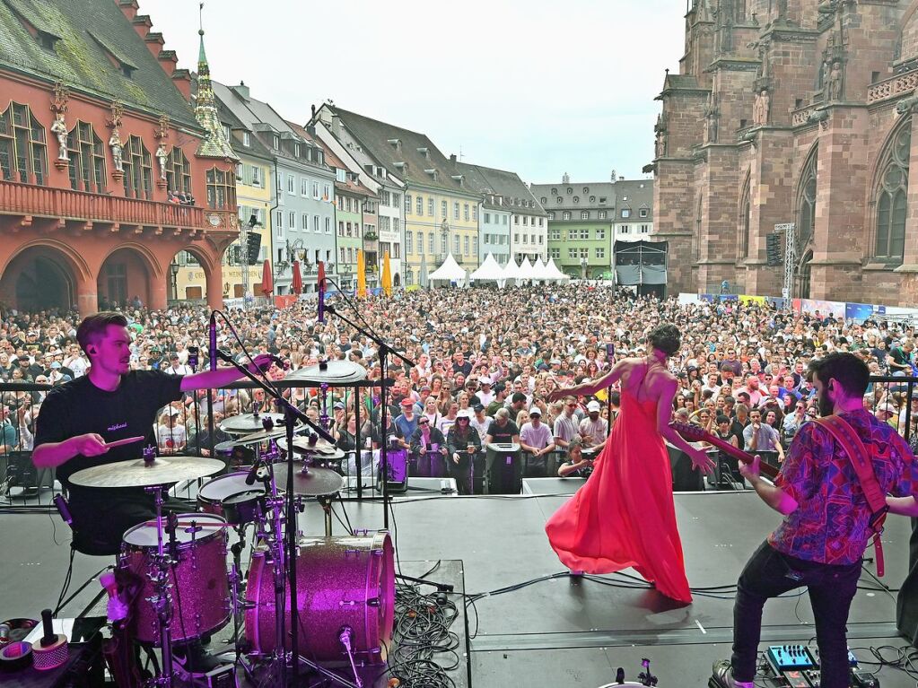 Ordentlich Stimmung auf dem Mnsterplatz am Samstagabend. Fritz Kalkbrenner, Klanphonics und James Hype brachten den Platz zum Beben.