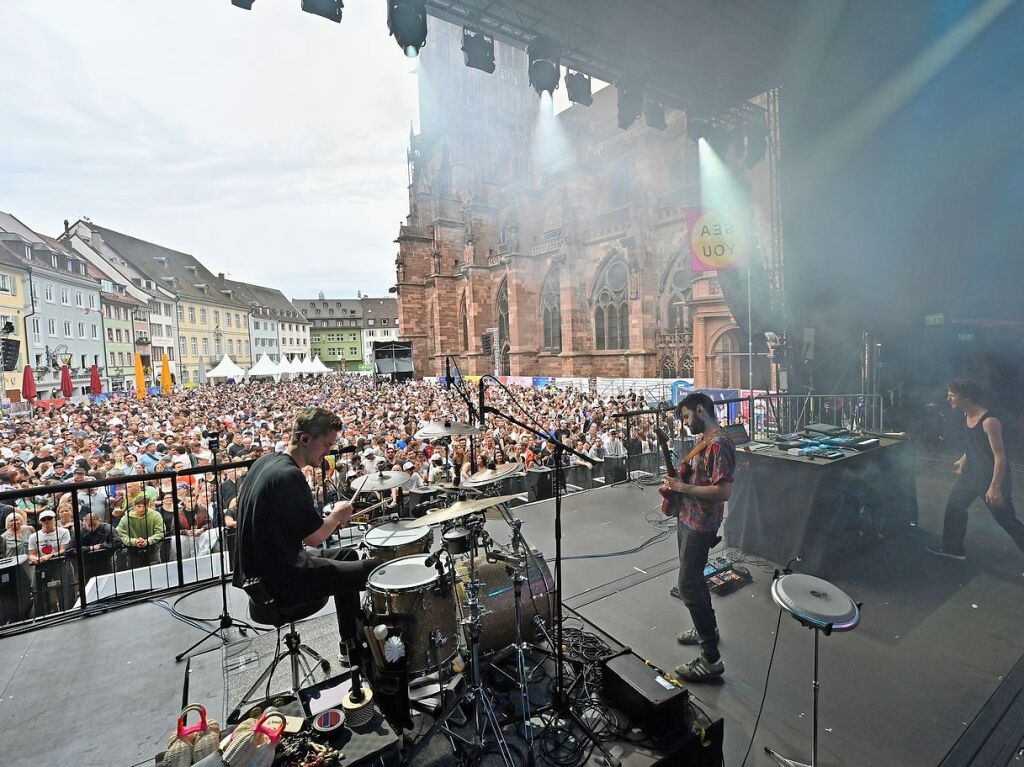 Ordentlich Stimmung auf dem Mnsterplatz am Samstagabend. Fritz Kalkbrenner, Klanphonics und James Hype brachten den Platz zum Beben.