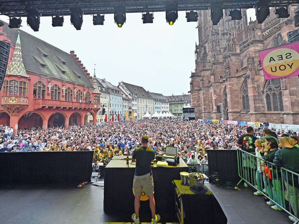 Ordentlich Stimmung auf dem Mnsterplatz am Samstagabend. Fritz Kalkbrenner, Klanphonics und James Hype brachten den Platz zum Beben.