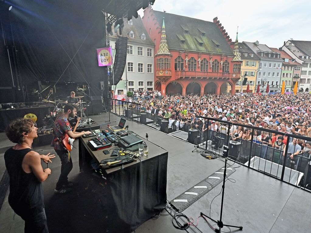 Ordentlich Stimmung auf dem Mnsterplatz am Samstagabend. Fritz Kalkbrenner, Klanphonics und James Hype brachten den Platz zum Beben.