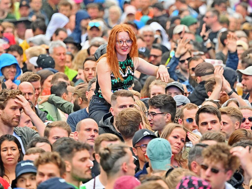 Ordentlich Stimmung auf dem Mnsterplatz am Samstagabend. Fritz Kalkbrenner, Klanphonics und James Hype brachten den Platz zum Beben.