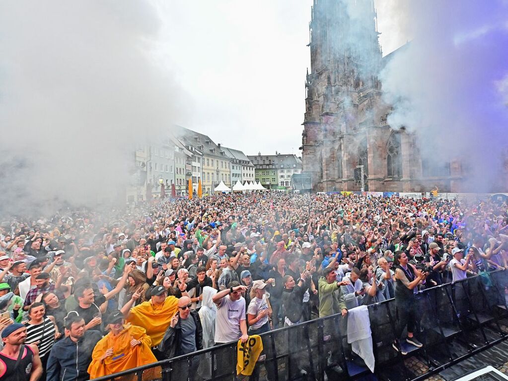 Ordentlich Stimmung auf dem Mnsterplatz am Samstagabend. Fritz Kalkbrenner, Klanphonics und James Hype brachten den Platz zum Beben.