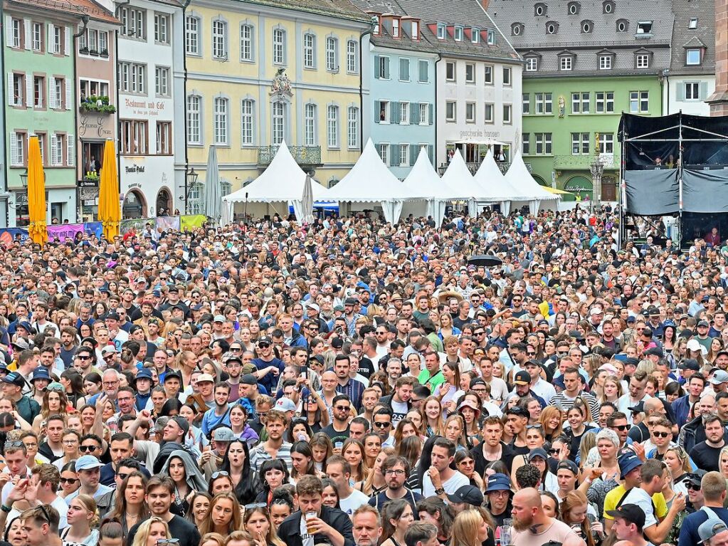 Ordentlich Stimmung auf dem Mnsterplatz am Samstagabend. Fritz Kalkbrenner, Klanphonics und James Hype brachten den Platz zum Beben.